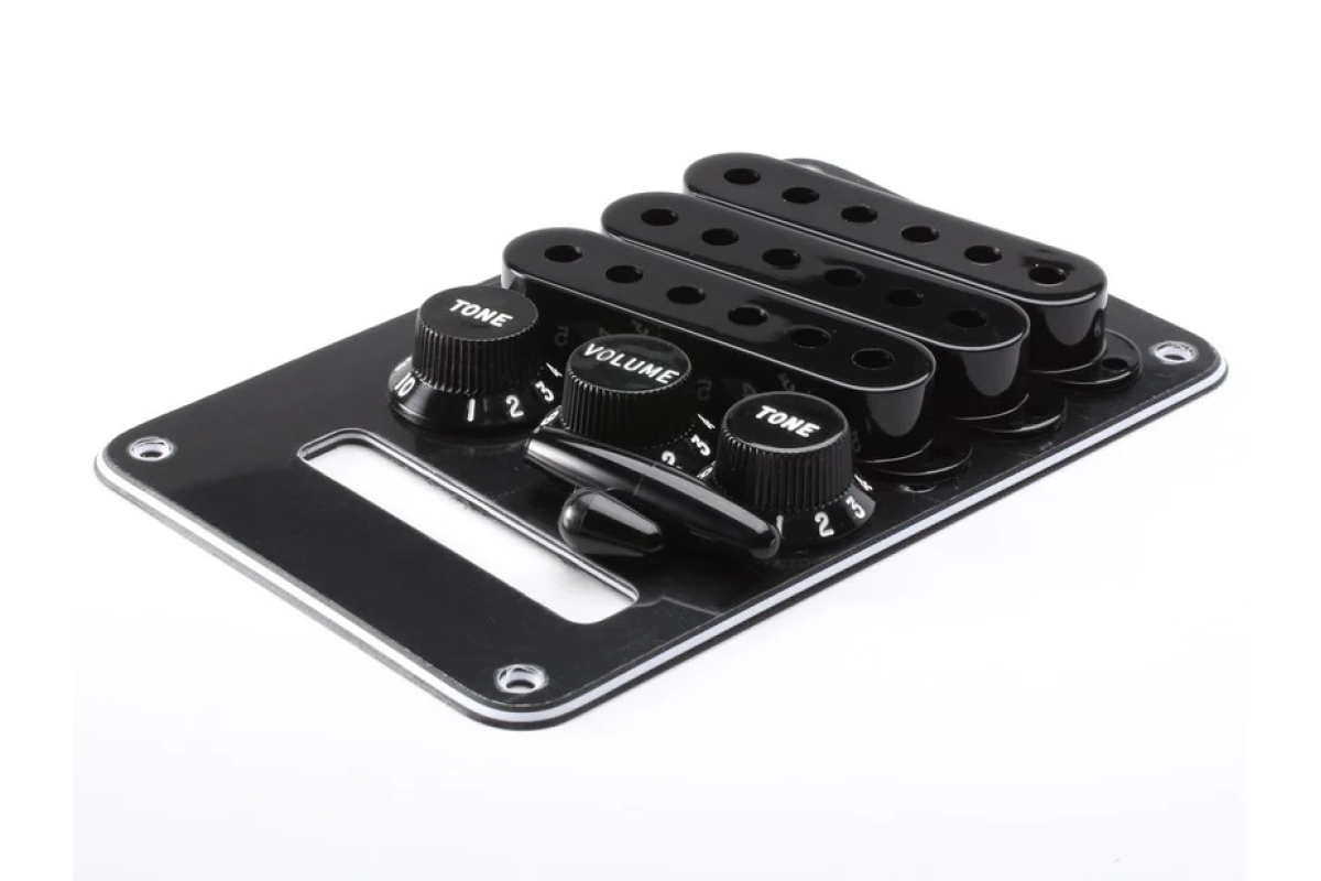 Набор аксессуаров для электрогитары FENDER STRATOCASTER ACCESSORY KITS BLACK