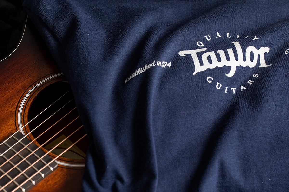 Футболка TAYLOR GUITARS T-SHIRT MENS CLASSIC NAVY BLUE S