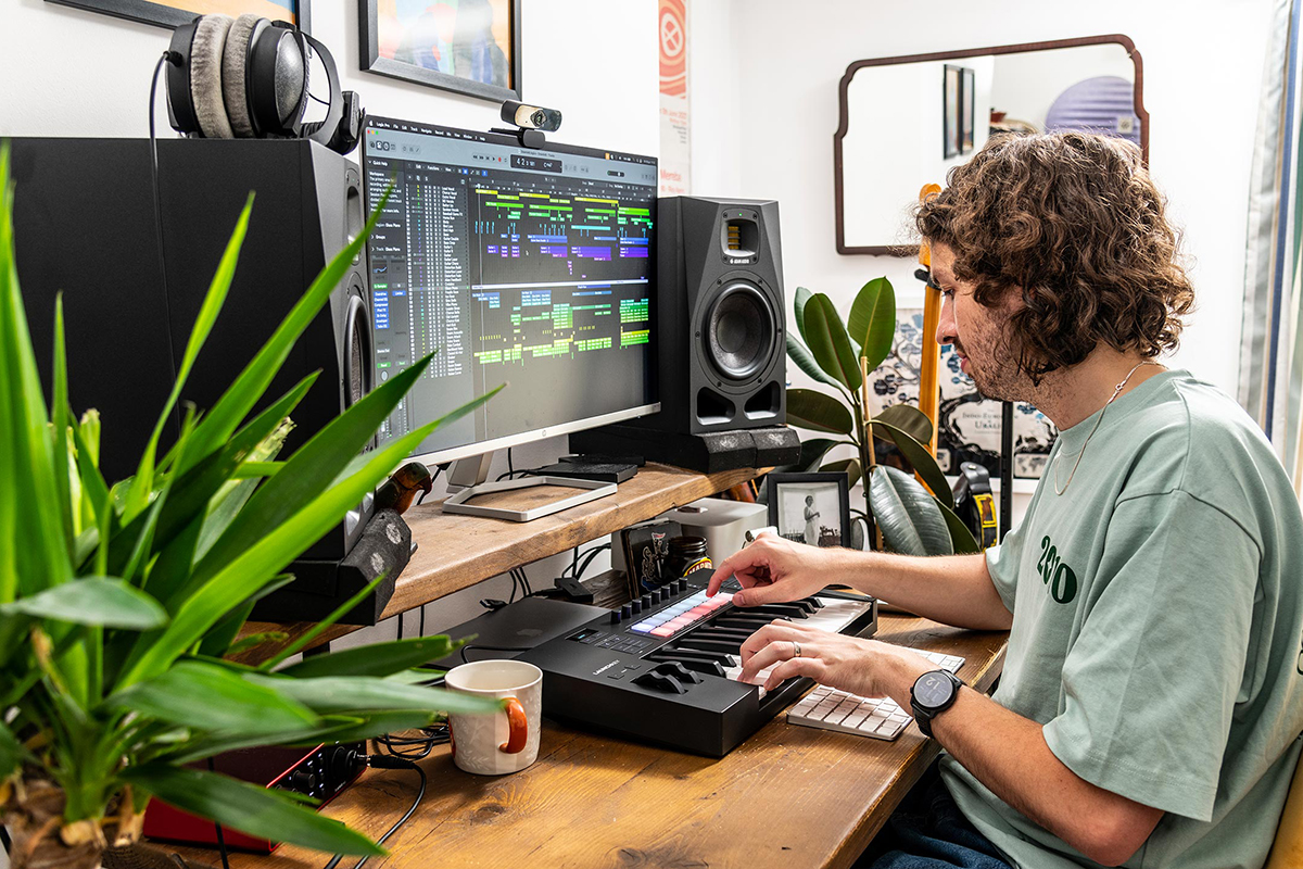 MIDI клавиатура NOVATION Launchkey 25 MK4