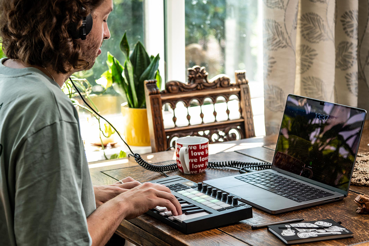 MIDI клавиатура NOVATION Launchkey Mini 25 MK4