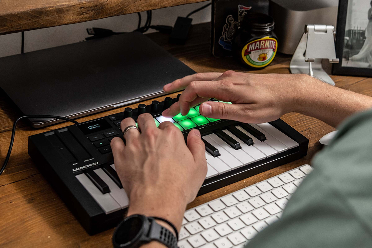 MIDI клавиатура NOVATION Launchkey Mini 25 MK4