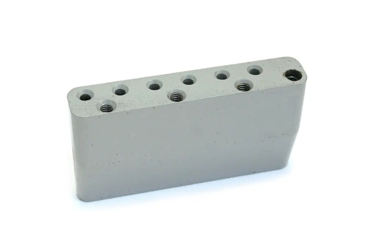 Сустейн-блок FENDER AMERICAN STD STRAT BRIDGE BLOCK '08-PRESENT POWDER COAT