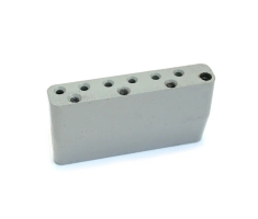 Сустейн-блок FENDER AMERICAN STD STRAT BRIDGE BLOCK '08-PRESENT POWDER COAT