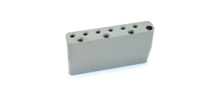 Сустейн-блок FENDER AMERICAN STD STRAT BRIDGE BLOCK '08-PRESENT POWDER COAT