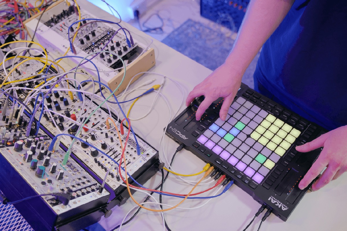 MIDI контроллер AKAI APC 64