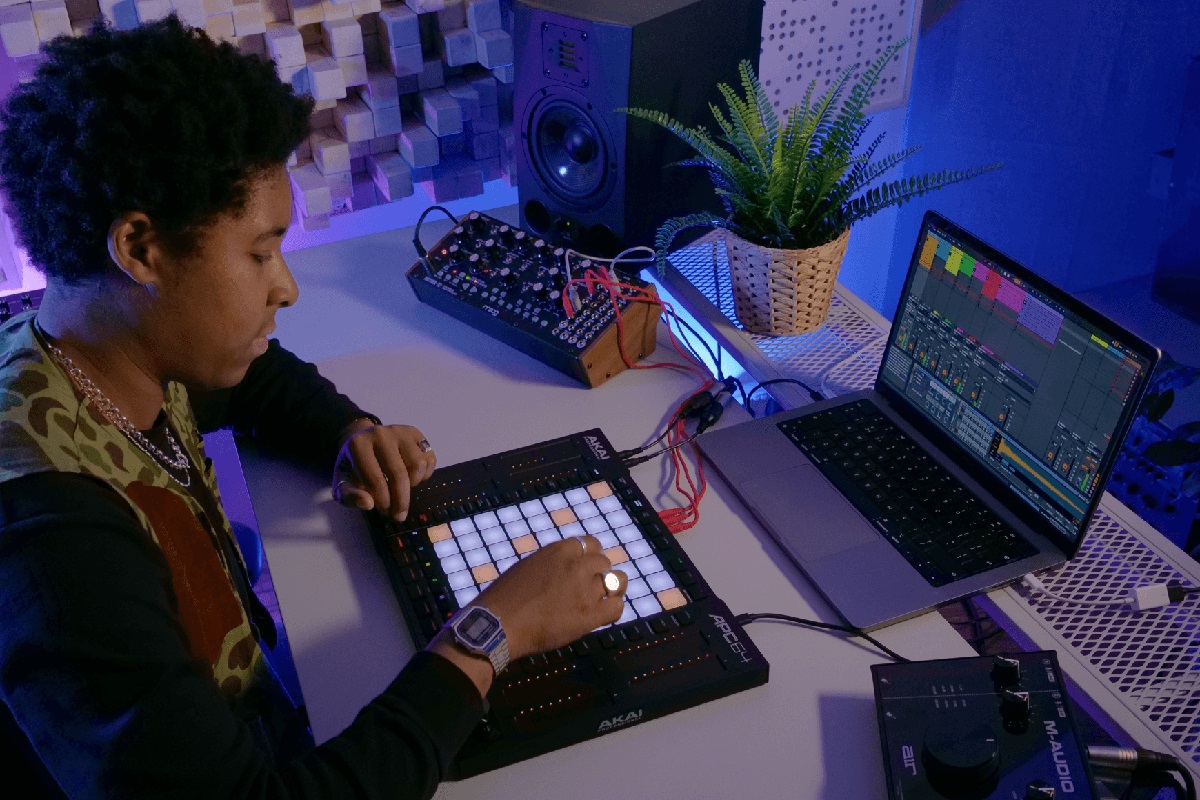 MIDI контроллер AKAI APC 64