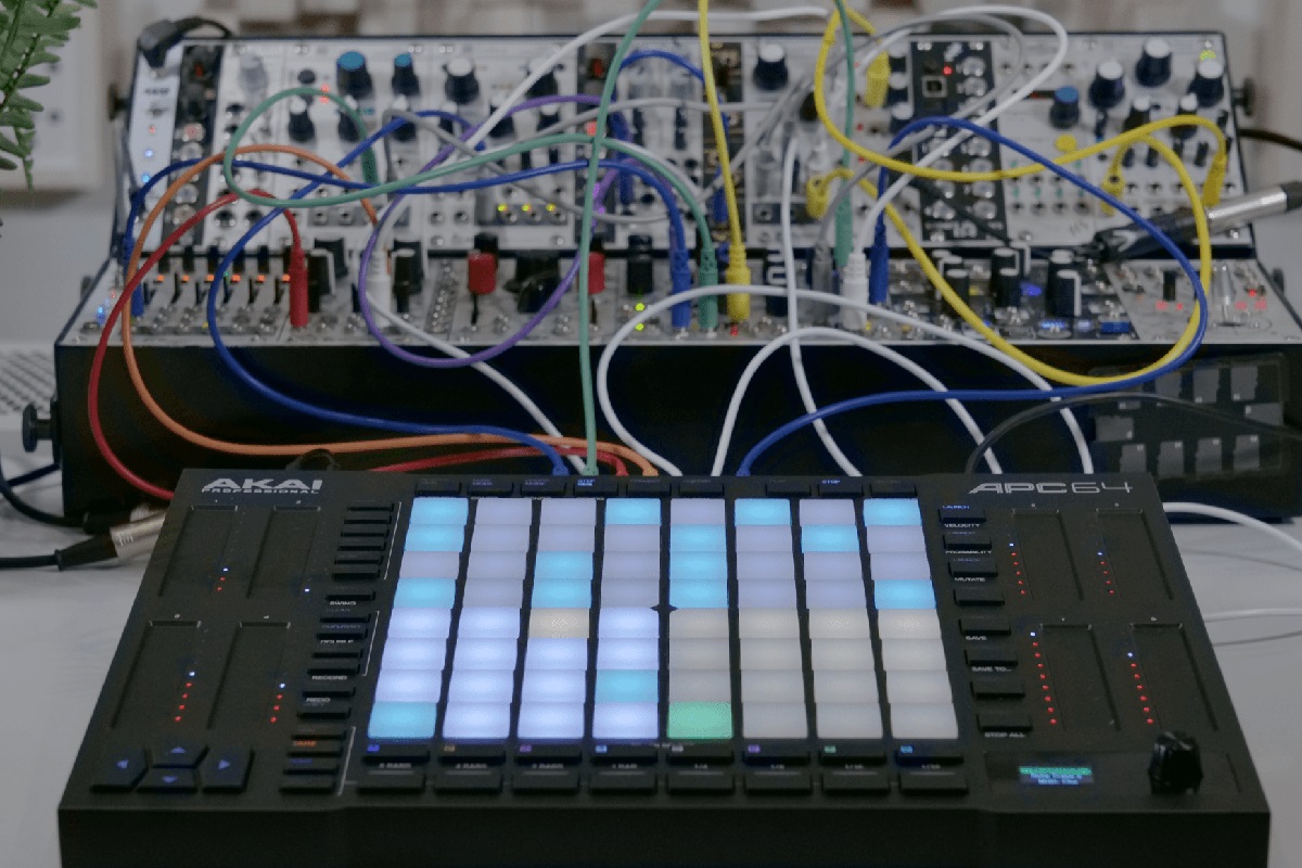 MIDI контроллер AKAI APC 64
