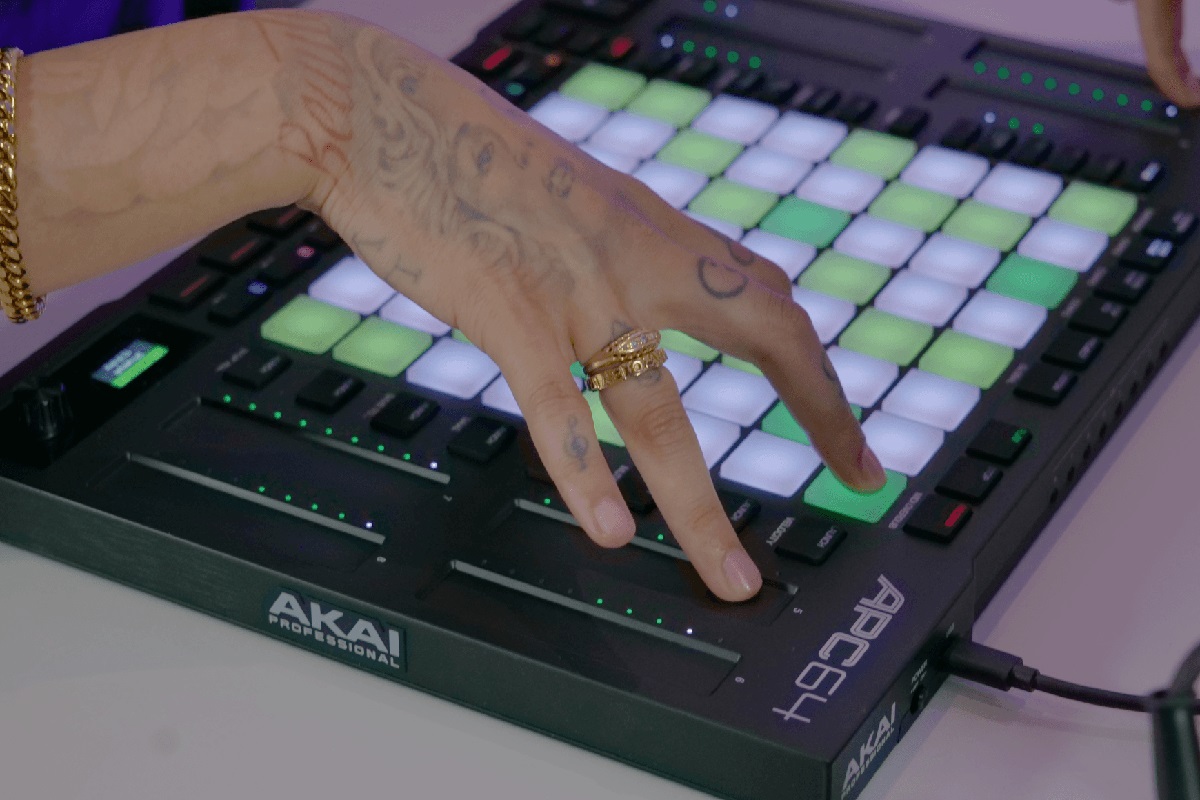 MIDI контроллер AKAI APC 64