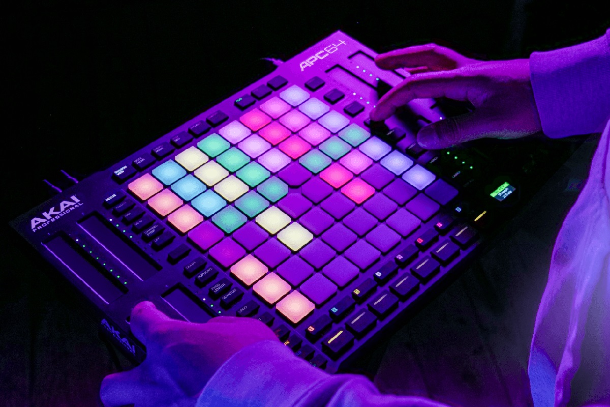MIDI контроллер AKAI APC 64