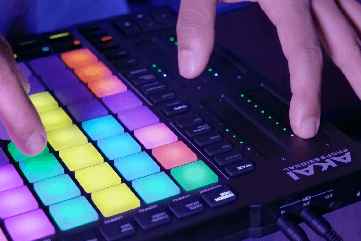 MIDI контроллер AKAI APC 64