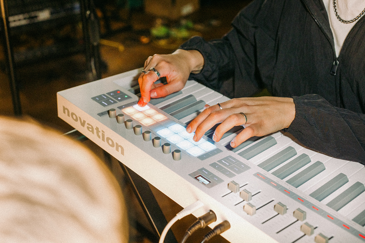 MIDI клавиатура NOVATION Launchkey 49 MK4 White Edition