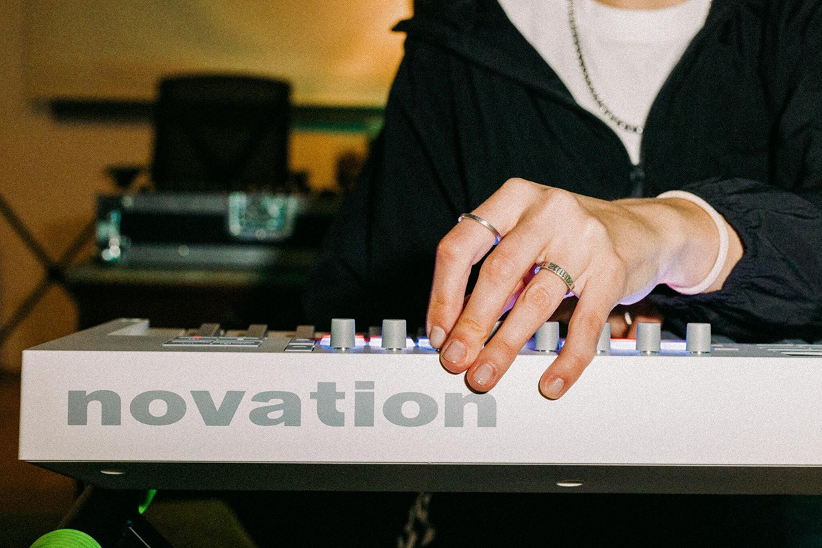 MIDI клавиатура NOVATION Launchkey 49 MK4 White Edition