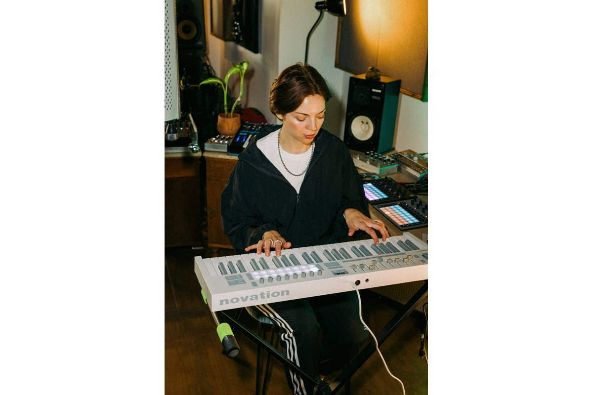 MIDI клавиатура NOVATION Launchkey 49 MK4 White Edition
