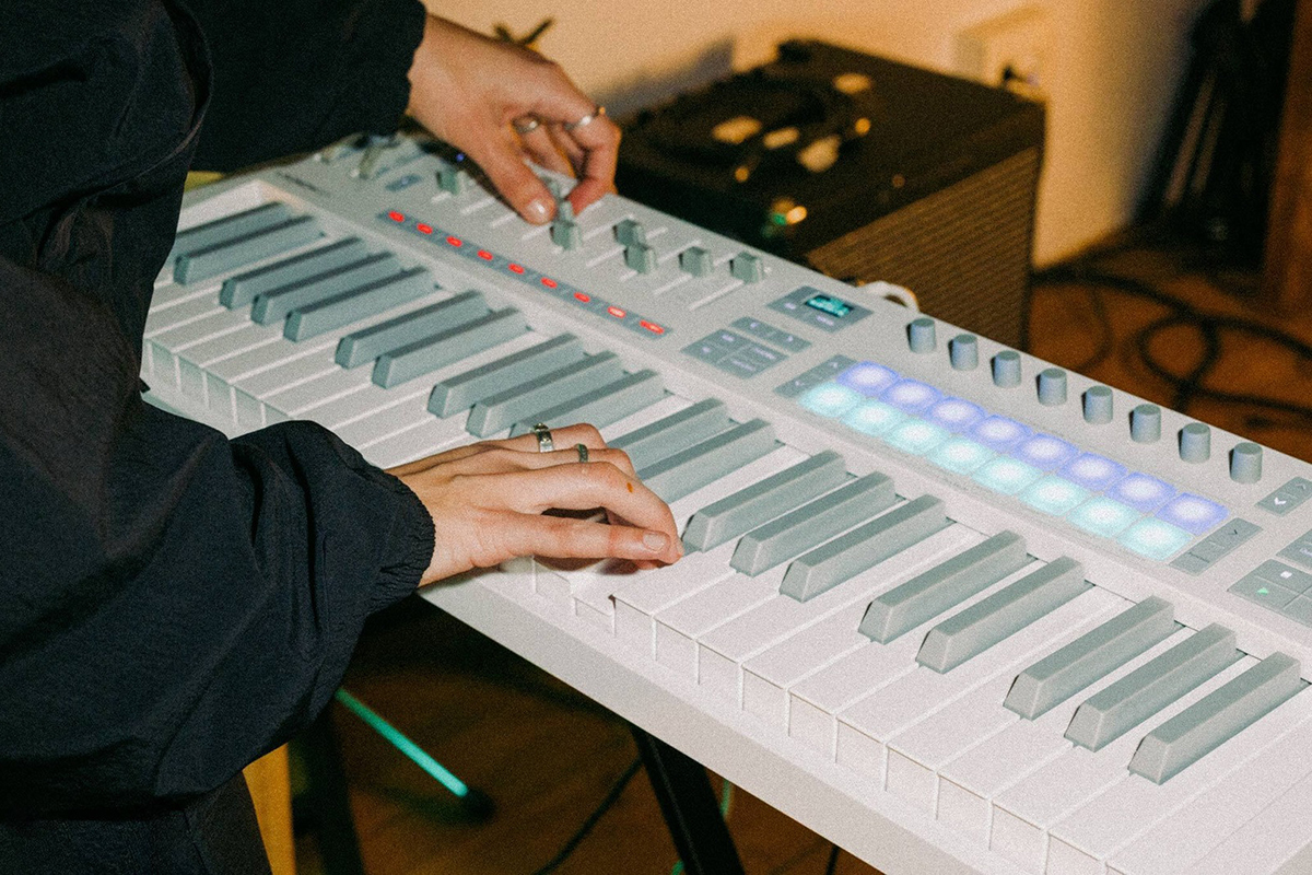 MIDI клавиатура NOVATION Launchkey 49 MK4 White Edition
