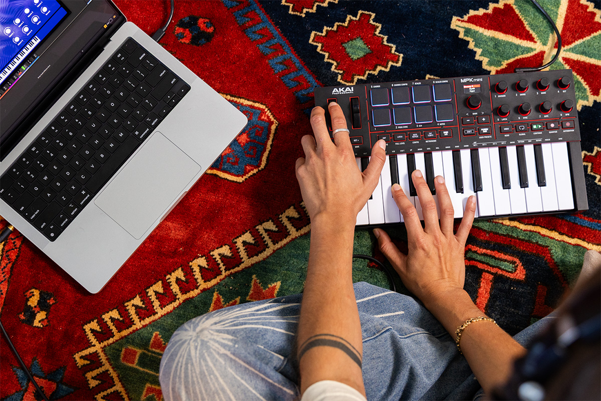 MIDI клавиатура AKAI MPK mini 4 Black