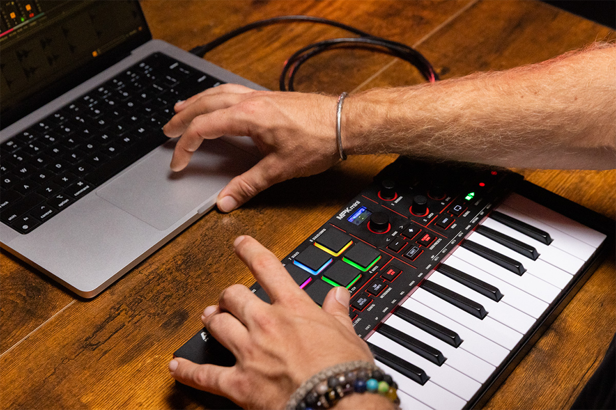 MIDI клавиатура AKAI MPK mini 4 Black