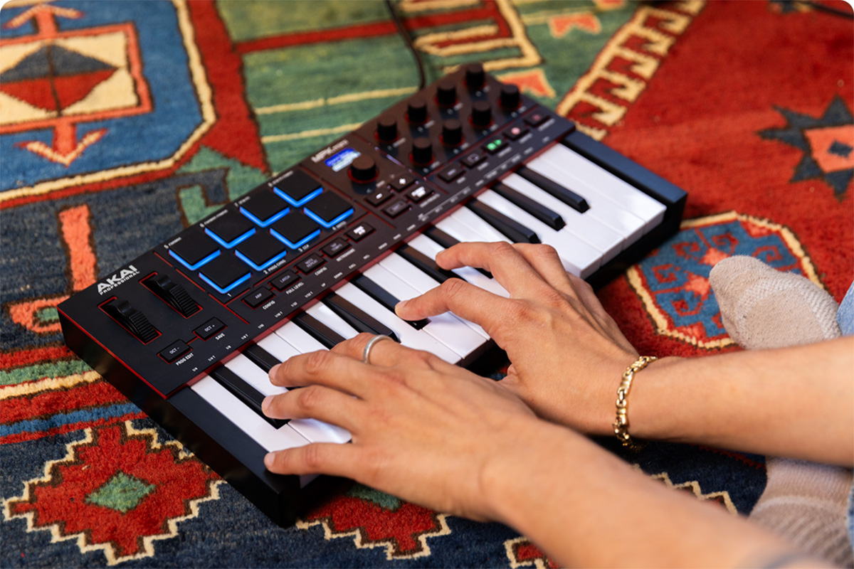 MIDI клавиатура AKAI MPK mini 4 Black