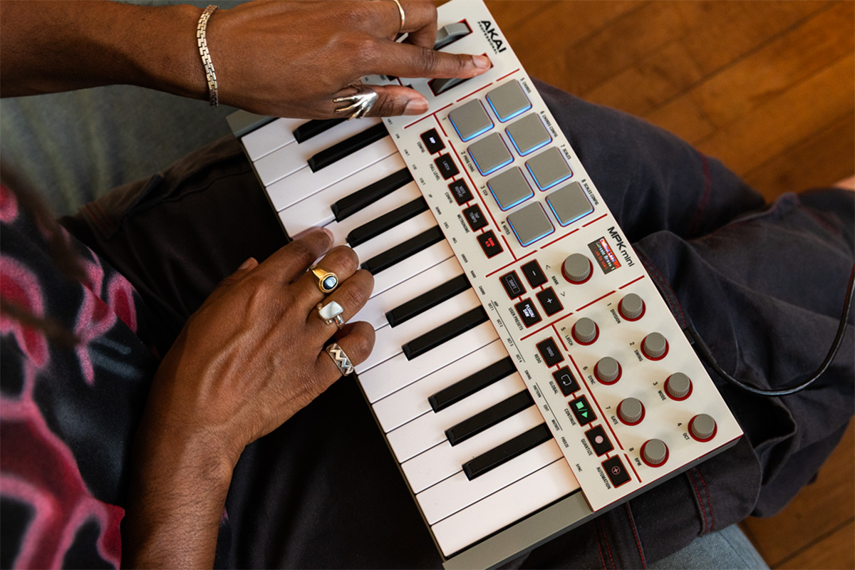 MIDI клавіатура AKAI MPK mini 4 White