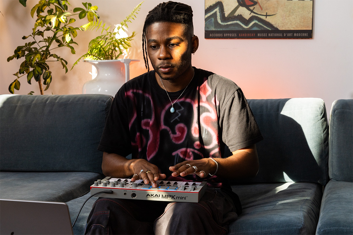 MIDI клавіатура AKAI MPK mini 4 White