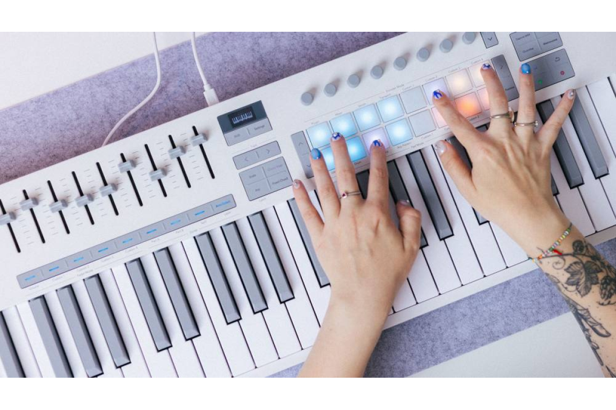 MIDI клавиатура NOVATION Launchkey 61 MK4 White