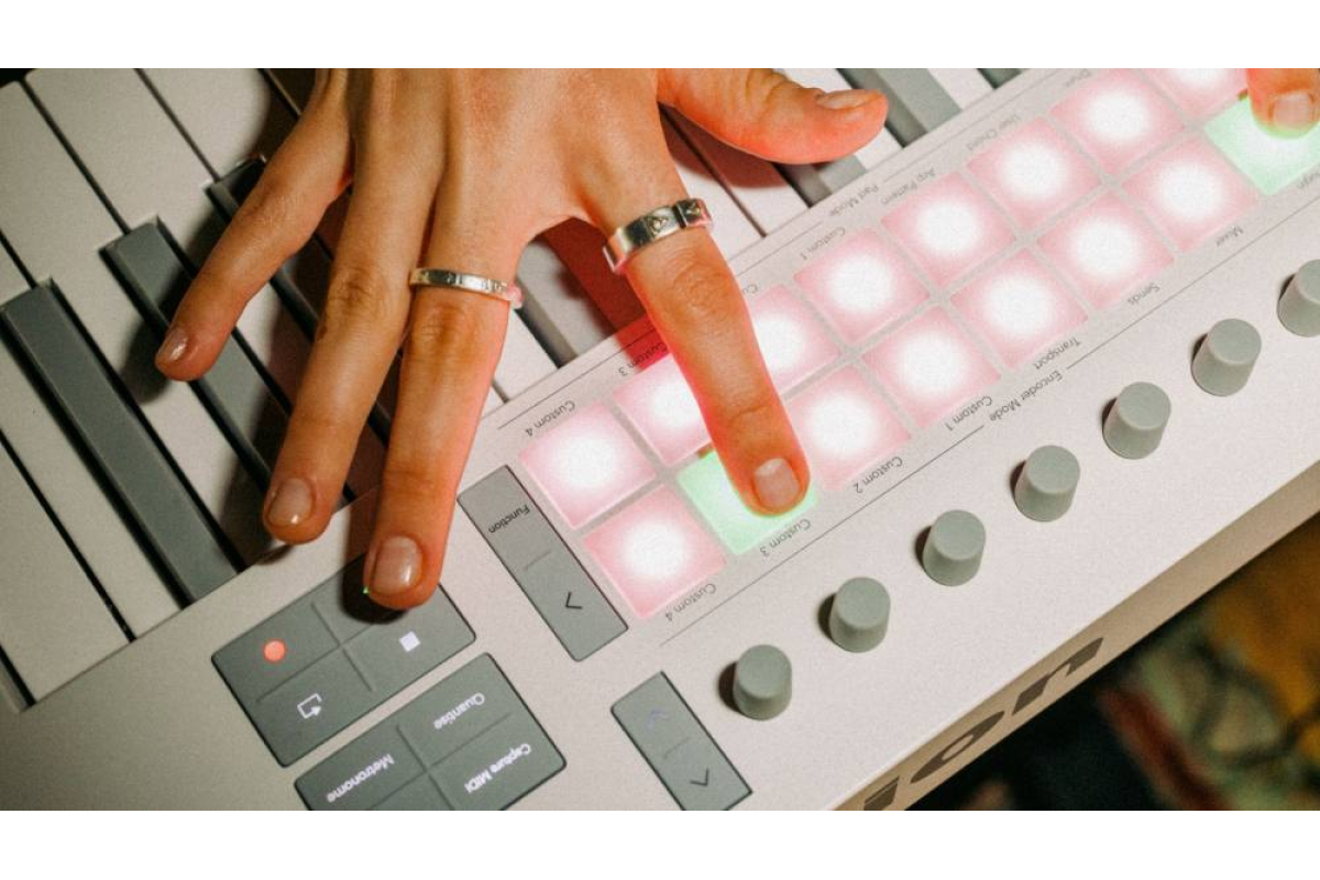 MIDI клавиатура NOVATION Launchkey 61 MK4 White