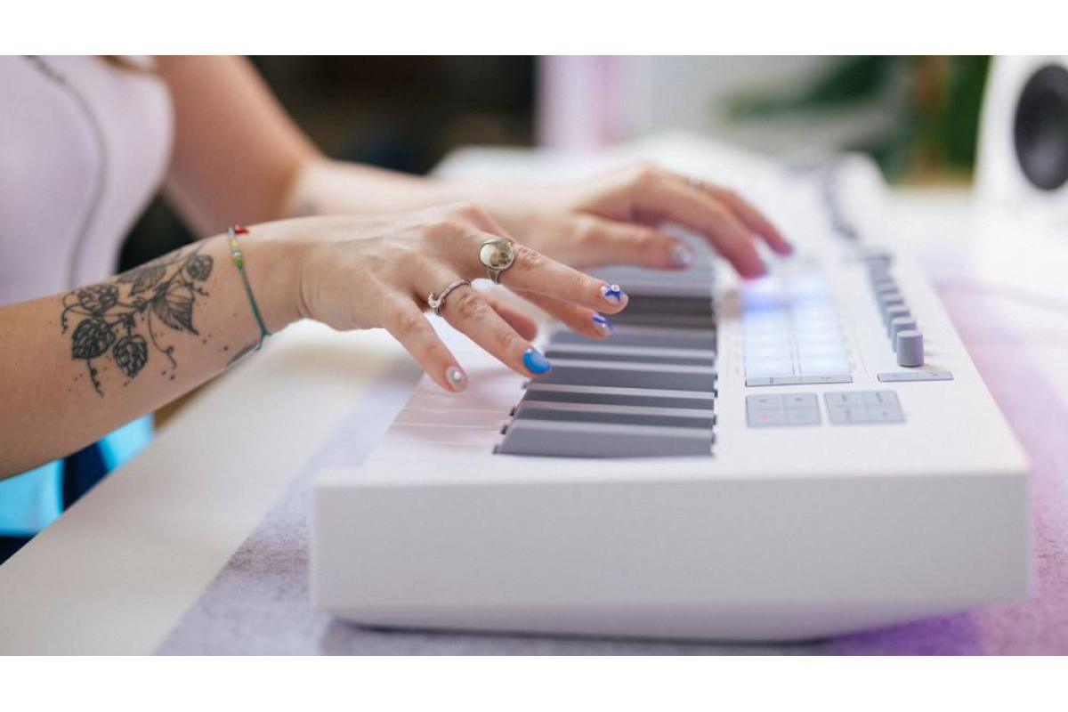 MIDI клавиатура NOVATION Launchkey 61 MK4 White